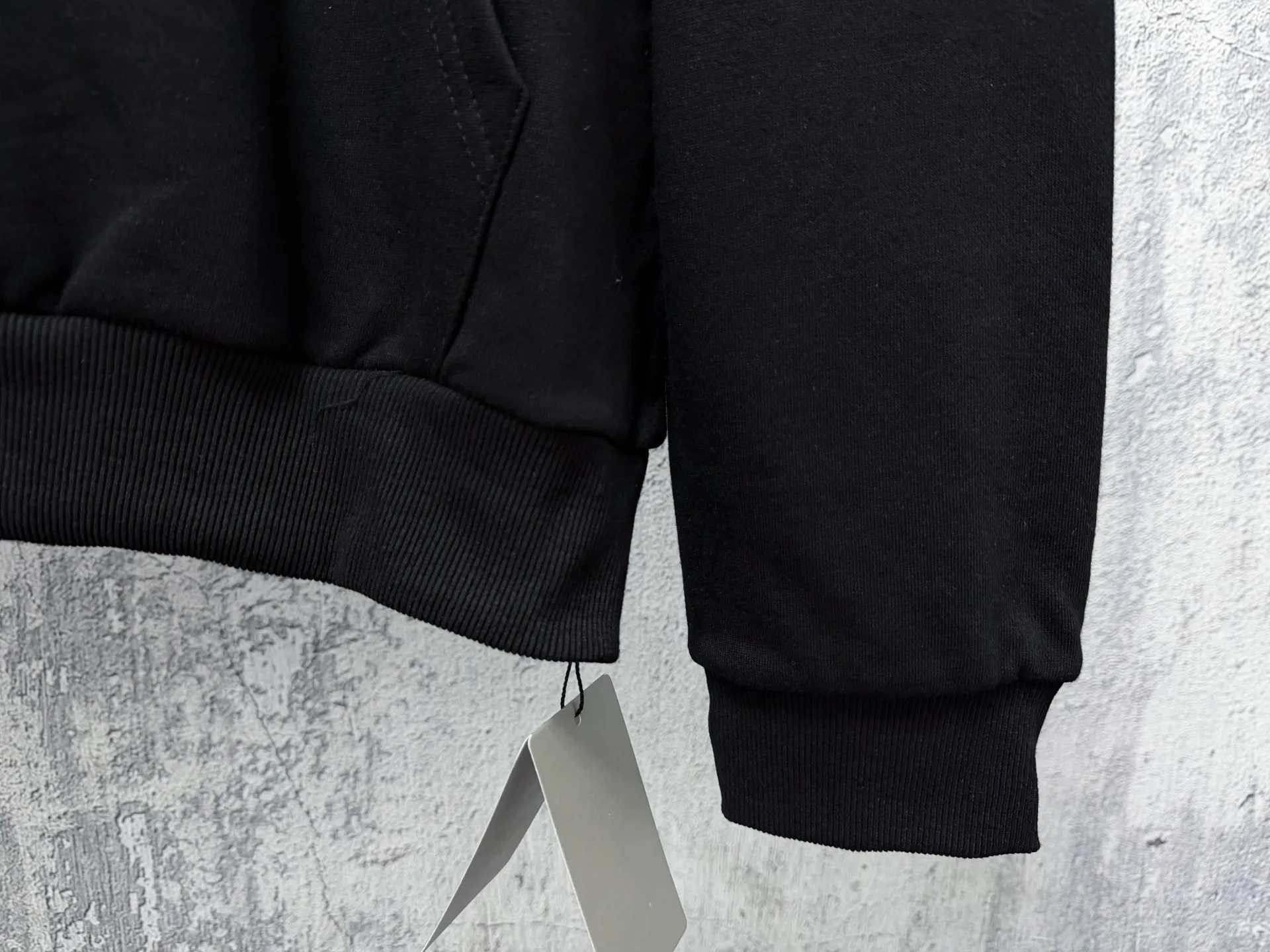 【BALENCI*GA】Paris Classic Sweatshirt with Bad Letters. The fabric is made of Paris ZP custom-woven and dyed cotton sweatshirt. The weight is 450 grams. The cloth surface is clean. The cloth pattern is clear. It is soft and comfortable. It has good color fastness and is not easy to color change. The threads are woven and dyed with no color difference. The printing uses imported environmentally friendly rubber paddles, precision stencils, and fine LOGO letters with clear and burr-free edges. The effect is three-dimensional. Restore the brick cabinet. The version adopts the OS loose shoulder version. Same Style Size for men and women: S-XL